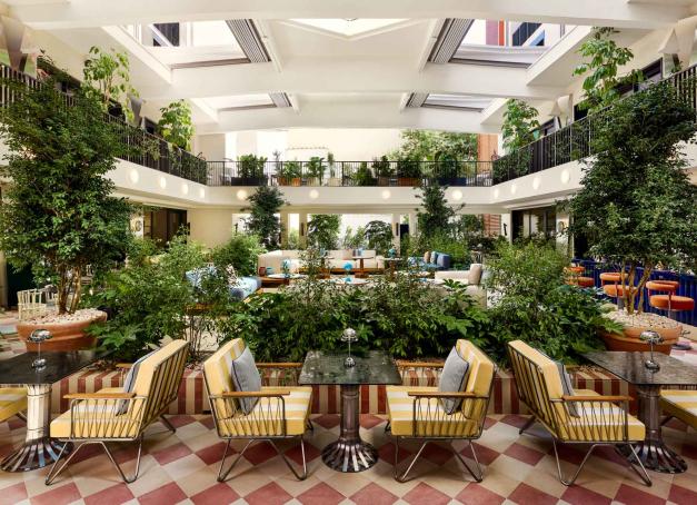 En transformant l’ancien Grand Hotel Majestic en un nouveau lieu de vie à la signature audacieuse, W Hotels signe une entrée remarquée au cœur historique de Florence. Un boutique-hôtel de 119 clés à l’esthétique rétro-futuriste, vibrant hommage au design italien des années 1960 et 70.