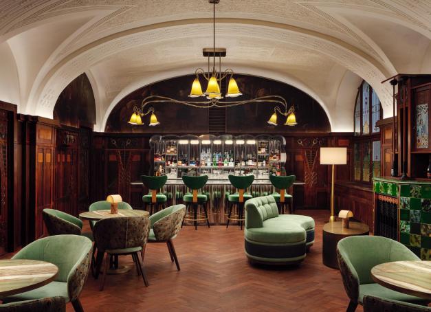 Après plus de dix ans de rénovation, l’hôtel 5 étoiles qui fait désormais partie du portefeuille Marriott Bonvoy, associe avec une élégance rare des éléments Art Nouveau à un design contemporain audacieux