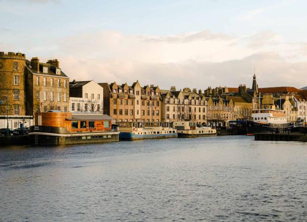 Sur la côte-est de l’Écosse, on visite Édimbourg le temps d’un week-end. À moins de deux heures de Paris, la capitale écossaise se charge de mystère avec son château trônant sur un éperon rocheux, sa Old Town au charme médiéval et sa New Town à l’architecture géorgienne. 