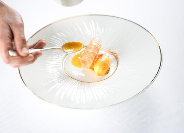 On ne se remet pas de notre dîner au Pergolèse, restaurant à Paris 16e ouvert depuis 6 mois seulement, tant l’expérience déroute. Le pitch ? Des produits d’une qualité rare valorisés au sein de créations engagées, sorties de l’imagination sans filtre de Julien Dumas. La profondeur des sauces, la justesse des jus, la prépondérance du cru, font du chef un défricheur de textures et de saveurs. 