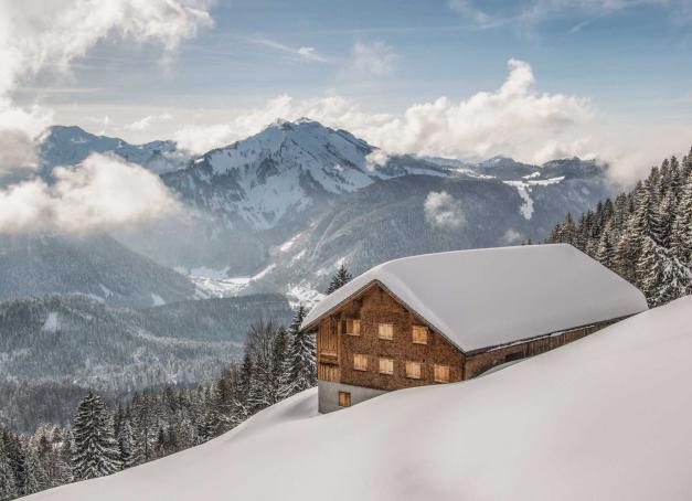Petite région du Vorarlberg en Autriche, coincée entre l’Allemagne et la Suisse, le Bregenzerwald se déploie vers les sommets alpins et met en avant son art de vivre ancré dans la tradition, la nature, mais qui ne rechigne pas à être avant-gardiste.