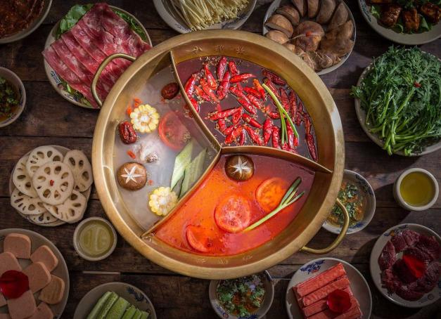 Dim sum, canard laqué pékinois, fondue sichuanaise… autant de mets traditionnels de la cuisine chinoise à découvrir parmi notre sélection des meilleures tables parisiennes, entre gastronomie de palace et merveilles de quartier.