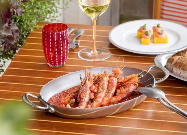 On s'attendait à un restaurant de palace. On a trouvé quelque chose de mieux : une adresse qui tient ses promesses, portée par un chef discret et des produits d'une qualité irréprochable.