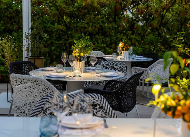 Niché au cœur de l’Hôtel Métropole Monte-Carlo, ZIA s’impose comme l’un des restaurants italiens incontournables de Monaco. Dans un décor élégant, l’adresse propose une cuisine italienne contemporaine, précise et généreuse, et signe l’une des meilleures pizzas de la Principauté.