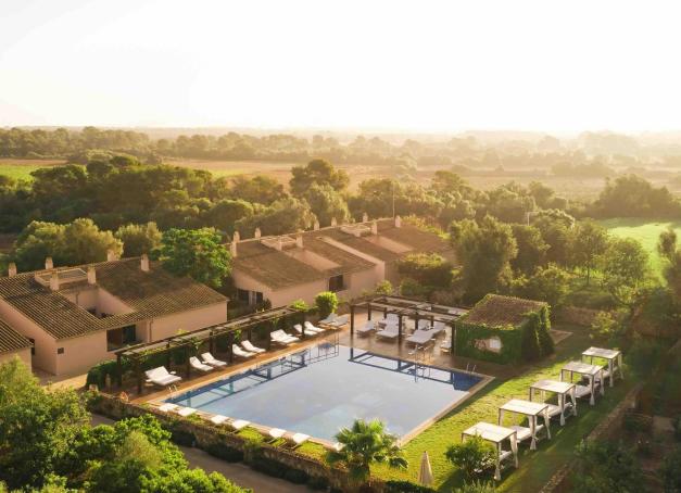 Un palace andalou autrefois fréquenté par la famille royale, une abbaye cistercienne entourée de vignes, un hôtel branché au cœur de Madrid, un manoir du XIVᵉ siècle dans la campagne majorquine ou encore un château au pied de la Tramuntana : voici 5 hôtels pour un mariage en Espagne inoubliable.