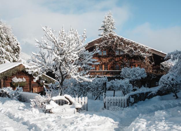 À la montagne, à la campagne, en bord de mer ou en forêt, ces hôtels accueillent les familles en hiver avec une attention particulière et des services pensés pour tous les âges.