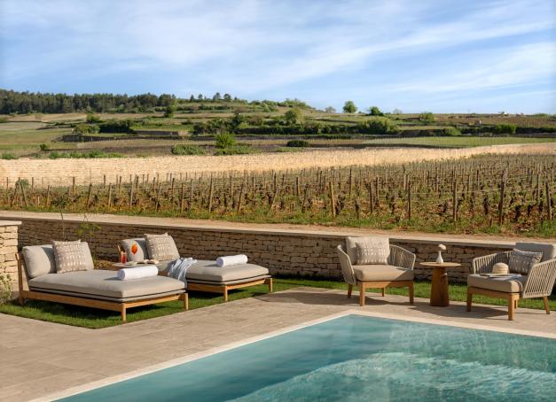 Un vent de modernité, parfois radical, balaie le vignoble pour faire émerger des refuges où le design et la haute technologie côtoient les ceps de pinot noir. De Pommard à Beaune, voici le carnet de route d’une renaissance hôtelière. Notre sélection des plus beaux hôtels de la route des vins de Bourgogne.