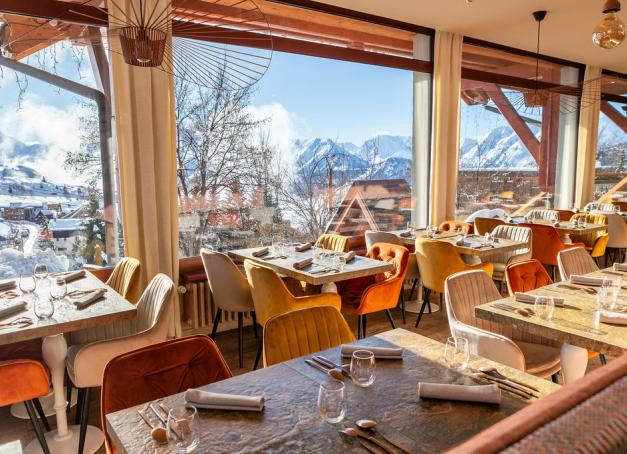 Direction l’Alpe d’Huez, la station iséroise surnommée « l’île au soleil », réputée pour ses pistes mythiques, son panorama à 360° et ses 300 jours d’ensoleillement par an. Été comme hiver, on y vient autant pour les grands espaces et les activités de plein air que pour les belles adresses gourmandes. Voici notre sélection des meilleurs restaurants de l’Alpe d’Huez.