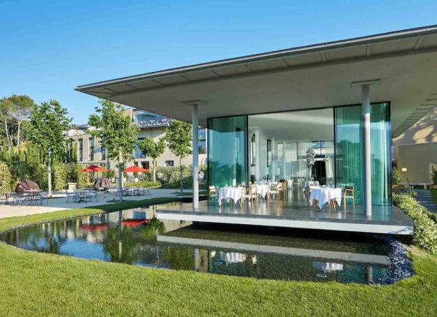 Prendre son petit-déjeuner sous un Brueghel le Jeune, siroter un cocktail en tête-à-tête avec un Picasso ou se réveiller face à une installation de Louise Bourgeois : certains hôtels sont de véritables musées. De la Provence aux Highlands écossais, en passant par Lisbonne, voici notre sélection d'adresses où les œuvres d’art priment autant que le confort.