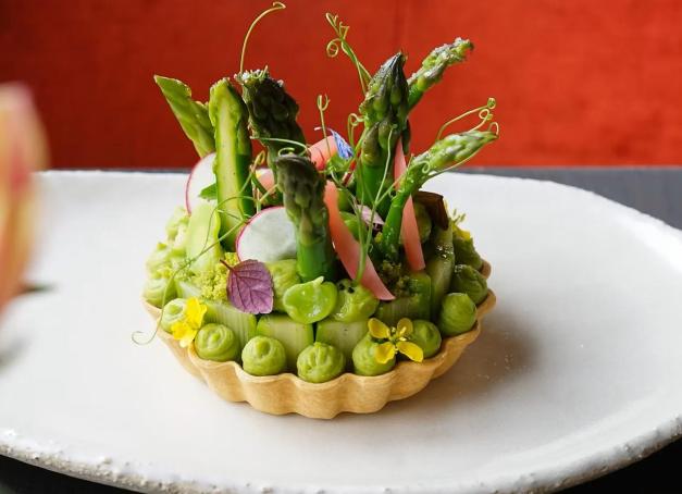 Genève ne se résume pas à son lac et à ses palaces. La ville est aussi une destination gastronomique à part entière, où tables de chefs, institutions gourmandes, chocolatiers et nouvelles adresses dessinent une scène particulièrement active. Que goûter et où manger à Genève ? Notre carnet d’adresses pour savourer la cité suisse pleinement.
