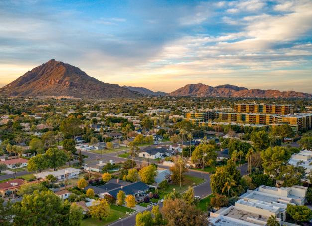 À l'ombre de Phoenix, Scottsdale s'est imposée comme une destination à part entière en Arizona. Bien loin de l'image d'une simple banlieue chic du comté de Maricopa, la ville se classe aujourd’hui comme un must-see à quelques heures du Grand Canyon. Entre complexes de luxe et culture amérindienne, Scottsdale mise sur sa scène artistique foisonnante et sa 