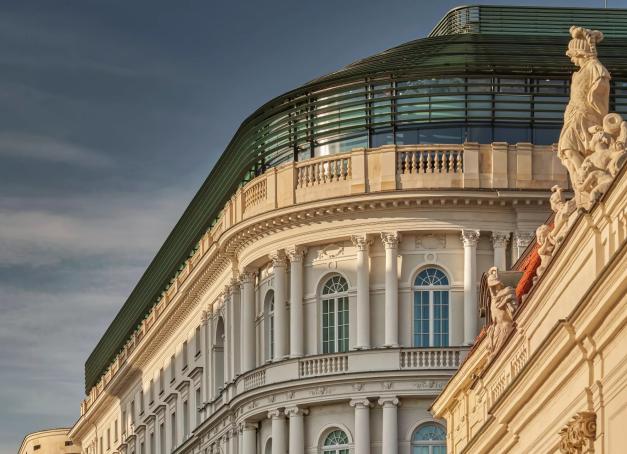 Boostée par une santé économique insolente, la capitale polonaise métamorphose ses quartiers : les usines de Praga s'offrent une seconde vie, les gratte-ciel poussent à Wola sans pour autant faire de l’ombre à la vieille ville. Et la montée en gamme de l’offre hôtelière suit le mouvement.