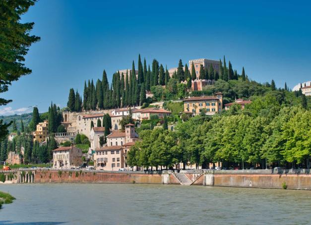 Ponts de mai, ce doux prétexte pour s'offrir une parenthèse sans attendre l'été. Que l'on cherche le frisson d'une grande ville, le murmure des vagues ou l'épure d'un paysage préservé, voici 10 destinations où poser ses valises le temps d'un break bien mérité pour partir en mai.