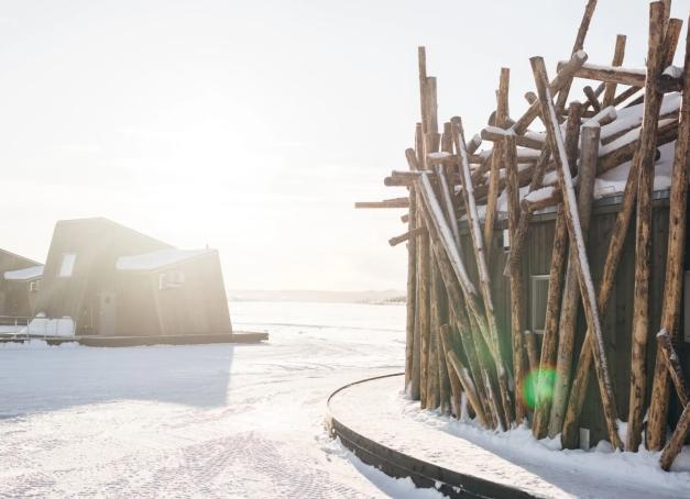 Monastère croate reconverti en sanctuaire d'art, capsules futuristes sur la banquise antarctique, bain flottant en Laponie, chalet suspendu au-dessus d'un glacier en Alaska : Exclusif Voyages a sélectionné les hôtels les plus insolites et extraordinaires de la planète, où l'architecture dialogue avec les paysages les plus extrêmes. L'agence de voyage familiale vous accompagne pour organiser sur mesure le séjour qui y mène.