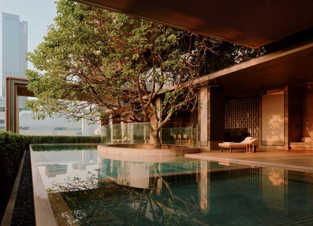 Troisième sanctuaire urbain contemporain de l’iconique groupe hôtelier, après Tokyo et New York, Aman Nai Lert Bangkok hisse radicalement le curseur des standards du luxe de la capitale thaïlandaise. Espace, exclusivité et intimité trouvent ici leur plus belle expression, au cœur d’un parc privé historique, écrin de quiétude verdoyant dialoguant avec cette récente adresse dont tout le monde parle… comme de la nouvelle référence de l’excellence.