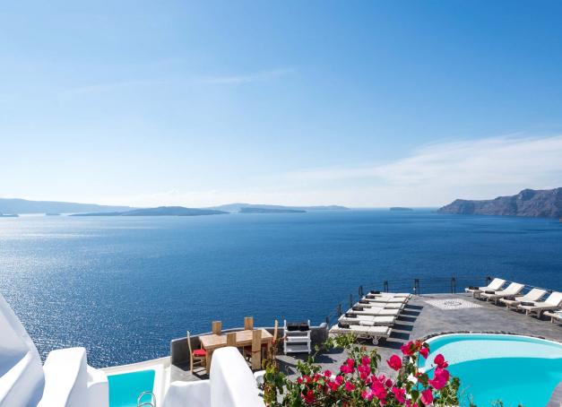 Impossible de détourner le regard de la vue à couper le souffle depuis l’Andronis Boutique Hotel de Santorin. Ses 24 suites avec jacuzzi et piscines privées sont accrochées à la falaise et surplombent la mer Égée.