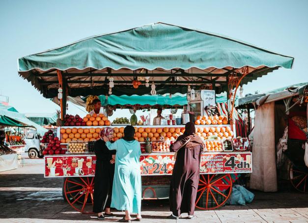 Marrakech séduit plus que jamais les Français. C’est une ville dans laquelle on revient volontiers, encore et encore, sans jamais s’en lasser. De la médina aux ateliers de Sidi Ghanem, elle se révèle morceau par morceau. Suivez le guide.