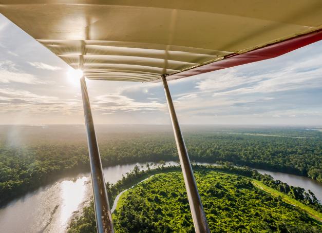 Découvrir la Guyane, c’est s’immerger dans la forêt amazonienne, voyager en pirogue, goûter à une cuisine aux allures de tour du monde et découvrir un patchwork de cultures. Nos 10 expériences immanquables pour visiter la Guyane.