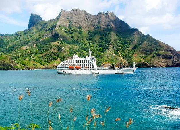 Cap sur les antipodes ! En Polynésie française, l'Aranui 5 relie Tahiti aux mythiques Marquises, ravitaillant en vivres les six îles habitées de l'archipel. Embarquement sur ce confortable cargo mixte pour deux semaines de navigation exceptionnelle.