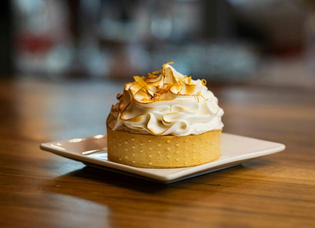 Véritable référence dans la pâtisserie française aujourd’hui, la tarte au citron puise pourtant ses origines dans les contrées anglo-saxonnes. Avec ou sans meringue, elle s’est fait une place de choix dans les vitrines des plus grands pâtissiers. Yonder vous emmène découvrir les meilleures tartes au citron de Paris. 