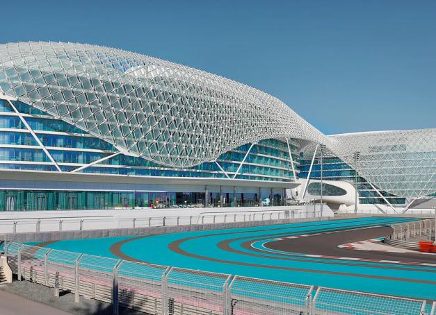 Un Grand Prix, ce n’est pas juste deux heures de course. C'est tout un week-end d'essais, de qualifications, de soirées et d'effervescence qui s'installe dans la ville hôte. Pour vivre ce week-end dans toute son intensité, mieux vaut choisir un hôtel qui met directement dans l'ambiance, parfois littéralement les pieds sur le circuit. De Monaco à Abou Dabi, voici cinq adresses où dormir pour vivre chaque Grand Prix au plus près de l'action.