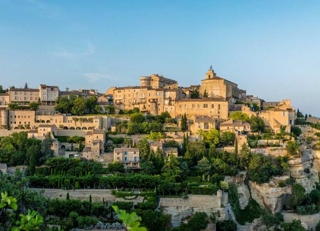 Envie d’été, de cigales et de douceur ? Perchés au milieu des lavandes ou nichés au bord de la Méditerranée, les 25 plus beaux villages de Provence invitent à une évasion colorée. Avec la sélection des bonnes adresses, hôtels et restaurants recommandés par la rédaction… sous le soleil exactement. 
