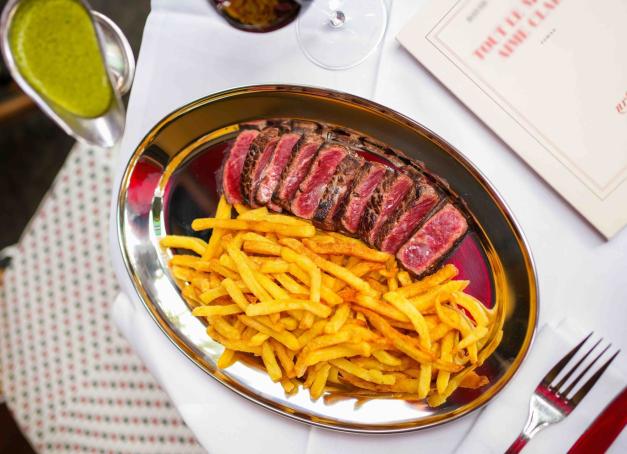 Les Éditeurs, brasserie de Saint-Germain-des-Prés, lance sa formule estivale « Entrecôte et Cie » : trois classiques français à 29 €, dans un décor littéraire emblématique.
