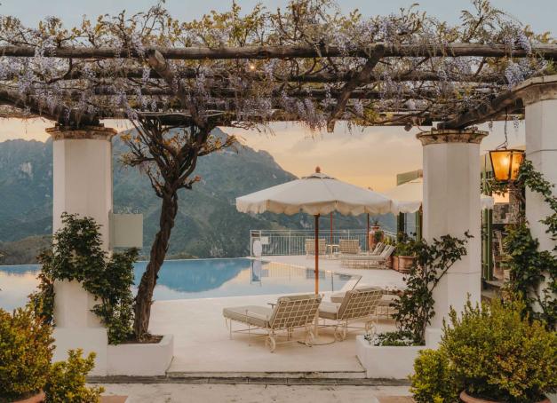 Pour ceux qui rêvent d’un bain suspendu entre ciel et mer, d’un Spritz face à l’horizon et de soirs d’été au son des balades napolitaines, direction Ravello, perle de la côte Amalfitaine. Le Belmond Hotel Caruso y trône, majestueux, à flanc de falaise.