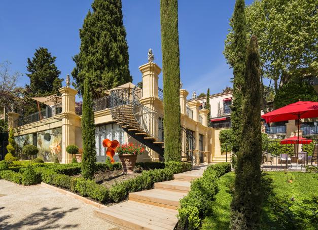 Et si Aix-en-Provence cachait un palais italien tendance rococo assumée ? À deux pas du centre, la Villa Gallici déploie un décor théâtral, entre jardins parfumés, inspirations XVIIIe et effet waouh garanti.