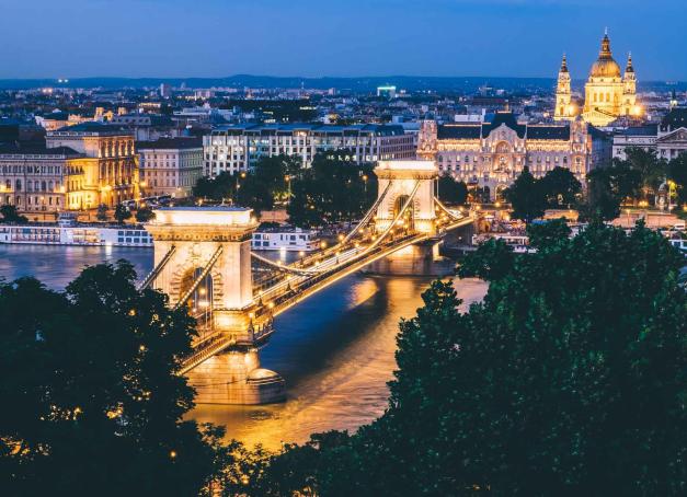 On vous emmène cette semaine visiter Budapest, la capitale hongroise qui s’impose définitivement comme l’une des plus excitantes métropoles d’Europe Centrale. Un long week-end à Budapest pour découvrir ensemble ce que la capitale hongroise a à offrir de meilleur aux visiteurs.
