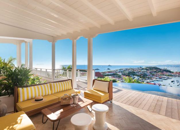 Sur l’île française de Saint-Barthélemy, un écrin confidentiel où se mêle végétation luxuriante et superyachts, Le Carl Gustaf est une retraite 5 étoiles perchée signée Barrière.