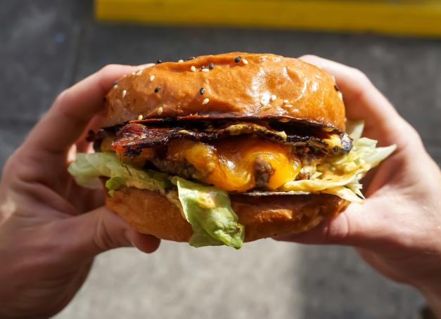 Fini le simple burger avalé sur le pouce. À Paris, il s’offre une vraie montée en gamme sous l’impulsion de chefs qui le traitent avec autant de soin qu’un plat signature. Viande choisie, techniques affûtées, compositions léchées : l’icône de la street food s’impose désormais dans les restaurants les plus en vue. Sélection des meilleurs burgers de Paris. 

