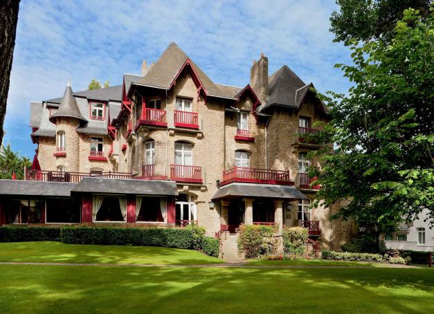 Envie d’une parenthèse de quelques jours, entre pause contemplative et découvertes culturelles ? Que ce soit en bord de mer, à la montagne, au cœur des villes ou au creux des campagnes, Yonder a sélectionné pour vous les meilleurs hôtels de charme, ceux qui promettent douceur, élégance et dépaysement absolu.
