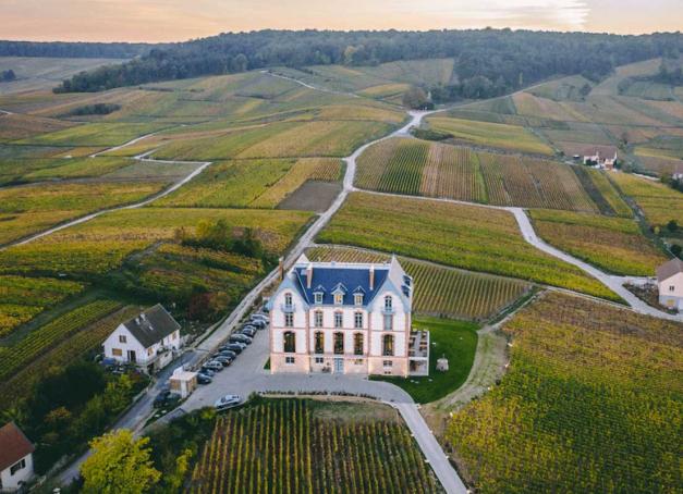 Château Belle Époque des Crayères, ancienne caserne de pompiers face à la cathédrale, table 3 étoiles d'Arnaud Lallement ou château repris en 2026 par Michel Reybier : Reims aligne quelques-uns des plus beaux hôtels 5 étoiles de France, à quelques minutes des grandes maisons de champagne. Notre sélection des hôtels de luxe et adresses de charme à Reims et dans ses environs, vérifiée en octobre 2026.