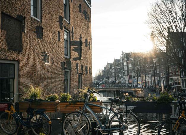 Que faire à Amsterdam en trois jours ? Des canaux du Jordaan aux musées du Museumplein, des boutiques des Negen Straatjes aux nouvelles tables qui font bouger la ville, notre itinéraire déroule le meilleur de la capitale néerlandaise en un week-end. Hôtels, restaurants, cafés, bars, culture et shopping : trois jours à Amsterdam, heure par heure et carnet d’adresses en main.