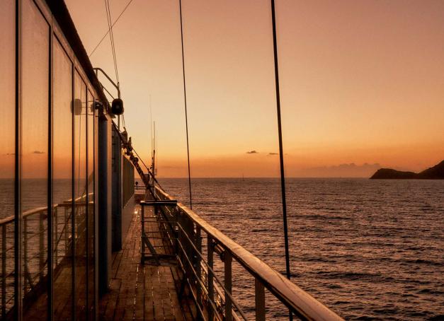 Trait d’union entre le Vieux Continent et le Nouveau Monde, une croisière transatlantique est un moment à part, une longue traversée hors du temps au cours de laquelle le luxe est un voyage en soi. Contemplative, sportive ou bien-être, nous avons sélectionné les croisières transatlantiques les plus exclusives.