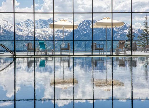 Skier en avril dans les Alpes françaises est un excellent choix pour ceux qui cherchent à profiter au maximum de la fin de la saison de ski. Journées plus longues, températures douces et ensoleillement maximal, voici nos stations, solutions d'hébergements et hôtels préférés pour skier en avril et au printemps.