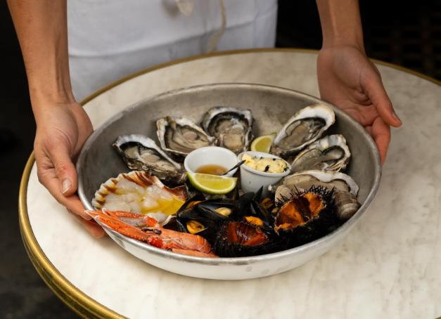 Oubliez les émulsions à la cendre et les cuissons sous vide : à Paris, la mer se croque nue, glacée et sans filtre. Tour d’horizon des meilleurs plateaux de fruits de mer de la capitale, dans cinq adresses iodées où décortiquer du crustacé avec les doigts redevient le comble de l’élégance urbaine.