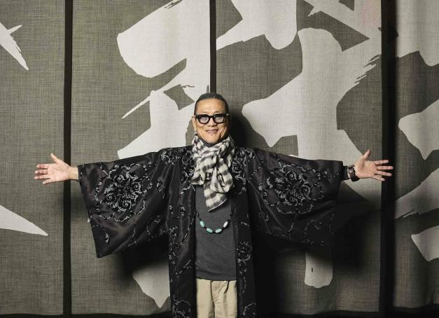 Star mondiale de la gastronomie révélée par Iron Chef, Masaharu Morimoto ouvre à Bordeaux sa première table en Europe. Au Mondrian Les Carmes, le chef japonais orchestre une rencontre affûtée entre rigueur nippone, liberté créative et terroir girondin.