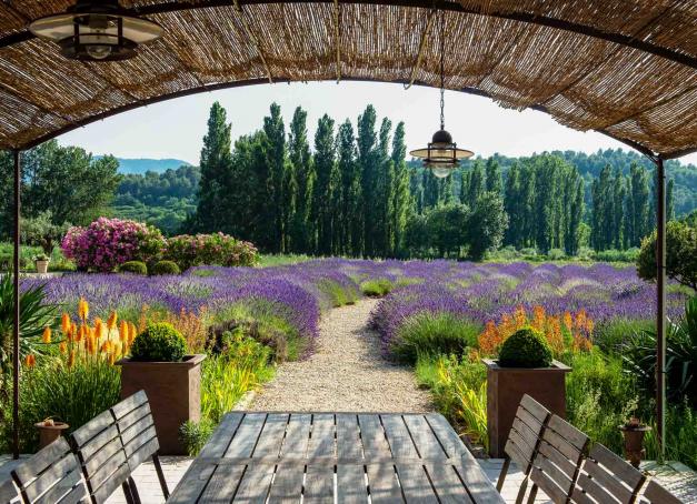 Voici notre sélection des meilleurs hôtels du Luberon, entre bastides luxueuses, complexes hôteliers de standing, mas provençaux plantés dans la garrigue ou adresses perchées au sein des villages emblématiques de ce coin de Provence si réputé.