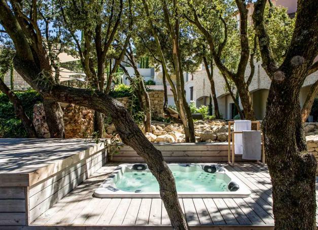 Au cœur de la Provence vallonnée de vignobles et d’oliveraies, ces hôtels avec spa dans le Luberon sont autant de destinations idéales pour qui souhaite se ressourcer au calme et profiter d'un cadre de rêve.