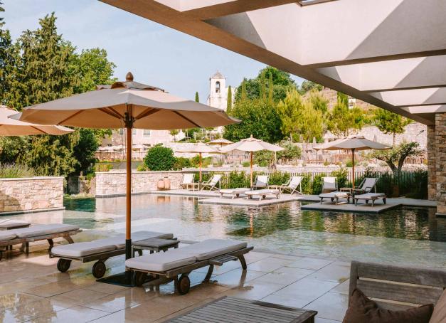 Si la qualité de la table a longtemps été un critère de choix pour réserver un hébergement, la présence d’un spa au sein de l’hôtel est devenue tout autant primordiale. Quand les deux se distinguent, on tient l’adresse à retenir pour un séjour épicurien, entre temps pour soi et plaisirs gourmands. Cinq tentations hexagonales, hôtels avec spa et restaurant gastronomique, auxquelles on recommande vivement de céder.

