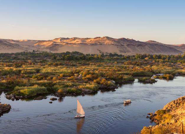 Berceau de la civilisation égyptienne, le fleuve sacré s’étire sur 6 700 km. À bord d’un voilier pittoresque ou d’un navire luxueux, glisser sur les eaux du Nil est une aventure envoûtante, entre vestiges millénaires et scènes de vie quotidienne. Immersion dans la vie authentique du fleuve-roi à travers ces croisières sur le Nil d’exception.