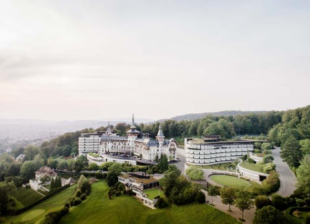 Palace mythique surplombant le lac de Zurich, The Dolder Grand, le cinq étoiles le plus exclusif de la ville, cultive une élégance intemporelle depuis 1899. Découverte de ce joyau de l’hôtellerie suisse où nous avons séjourné pendant 24 heures.