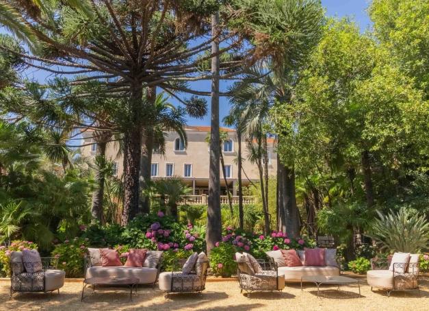 À quelques encablures des paillettes de Saint-Tropez, le Château de Valmer oppose la douceur d'une maison de famille trigénérationnelle aux standards du luxe azuréen. Entre vignobles biologiques et plage privée face aux îles d'Or, cette bastide Relais & Châteaux cultive l'art de la déconnexion sous la houlette d'un nouveau chef étoilé. 