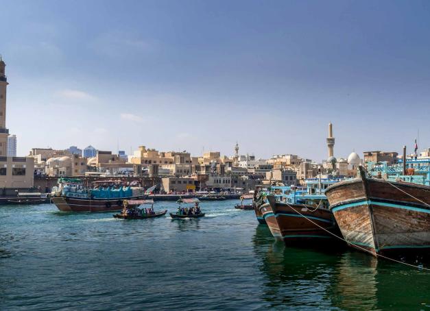 De nombreux vols à destination de l’Indonésie, la Thaïlande ou l’Australie font escale dans les Emirats. Ces stopovers sont l’occasion rêvée pour passer 2 jours ou un week-end à Dubaï, d’autant qu’aucun visa n’est requis pour entrer dans le pays. Lieux incontournables et pépites cachées : découvrez notre idée d’itinéraire clé en main pour optimiser votre halte, profiter de la destination le temps d’un court séjour… ou plus si affinités. 

