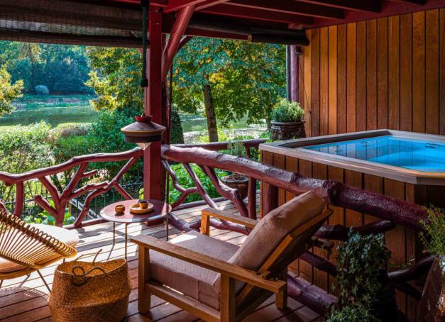 La région parisienne compte de nombreux établissements haut de gamme, qui mettent l’accent sur le bien-être. Les palaces iconiques comme les hôtels 4 et 5 étoiles abritent des espaces wellness avec piscine intérieure et spas qualitatifs, où la carte des soins promet une totale déconnection. Zoom sur les hôtels spa en Ile-de-France qui valent l'escale. 