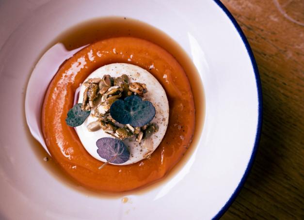 Entre jeunes tables étoilées, bistronomie audacieuse et street-food de haut vol, vingt adresses qui en disent long sur la (re)naissance de la scène culinaire bordelaise : les meilleurs restaurants de Bordeaux.