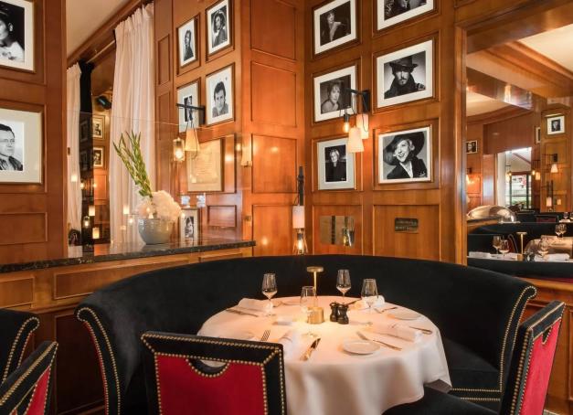 Qu'il s'agisse de brasseries mythiques fréquentées par le septième art ou de comptoirs étoilés redéfinissant la gastronomie moderne d’ici et d’ailleurs, les Champs-Élysées demeurent l'épicentre du luxe parisien. Ce palmarès vous guide à travers les bonnes adresses pour un déjeuner d’affaires ou un dîner en tête-à-tête, loin des attrape-touristes. Coup de loupe sur les meilleurs restaurants des Champs-Élysées. 