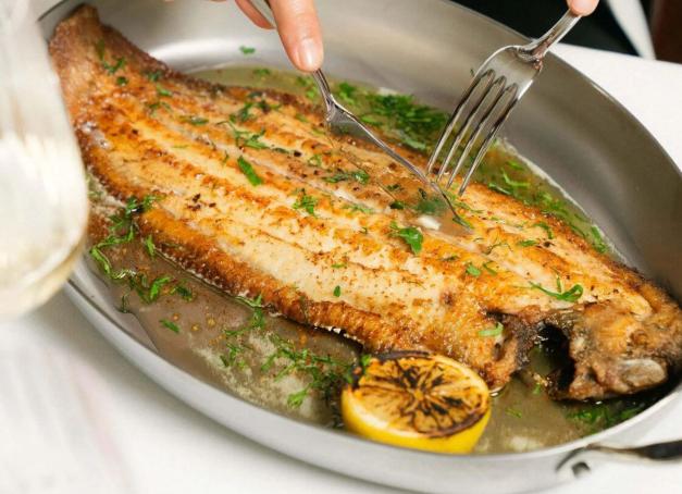 Les meilleurs restaurants de Deauville Sur la côte fleurie, la station balnéaire cultive son style bourgeois unique entre balade en bord de mer, courses hippiques et festival de cinéma. Florilège des meilleurs restaurants de Deauville à réserver.